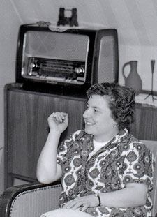 meine Mutter 1966, im Hintergrund unser Radio