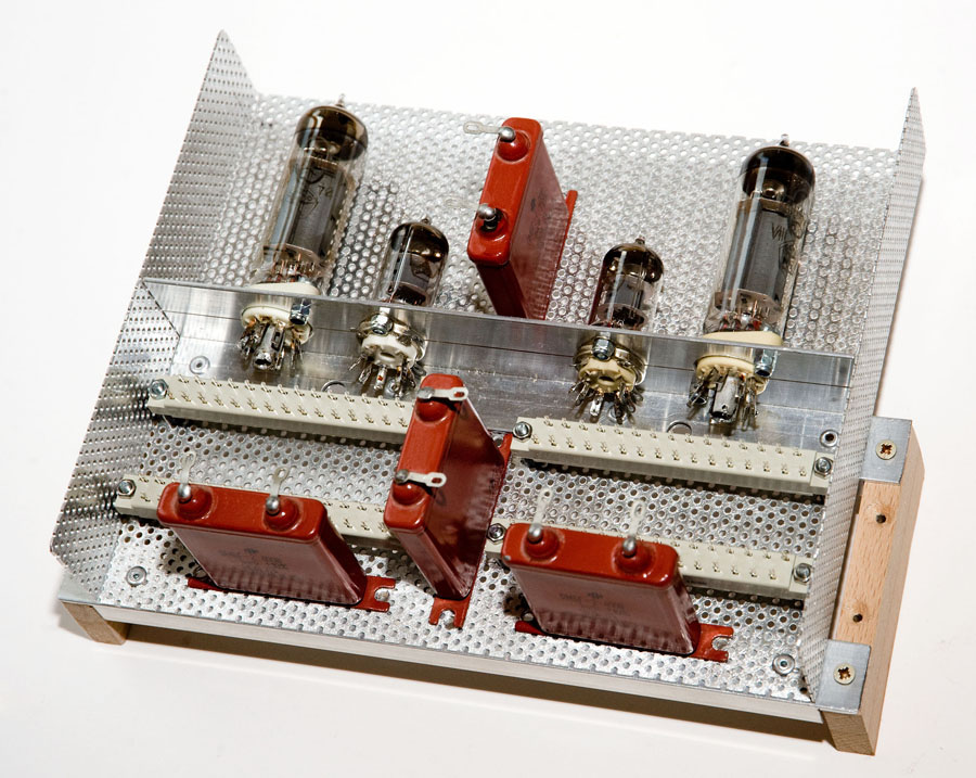 Röhrenmodul für den Neuaufbau der EL84-Endstufe. Stellprobe mit Paper In Oil-Kondensatoren (PIO), Bild 1