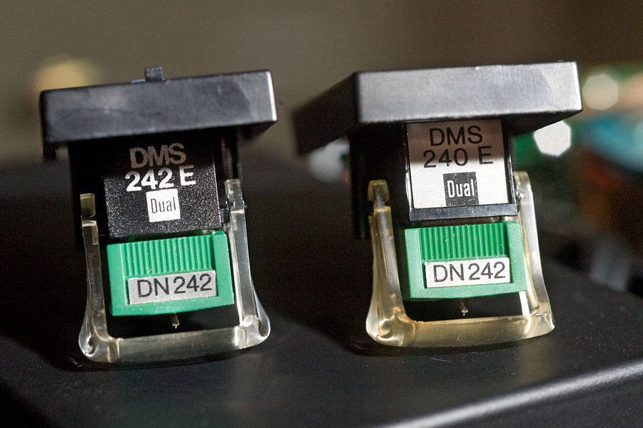 die beiden Tonabnehmer DMS 240 E und DMS 242 E mit jeweils der Nadel DN 242